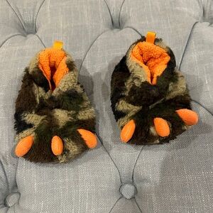 Wonder Nation Fuzzy Camo Slippers with Orange Claws